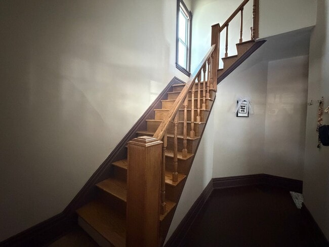 Building Photo - Spacious Three Bedroom Single Family near John Ball Zoo!