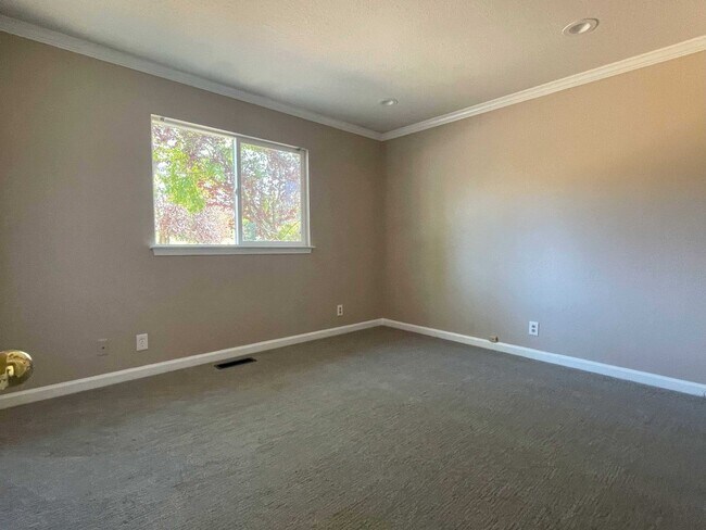 Building Photo - 3 bedroom, 2 bath in Lake Wildwood, Penn V...