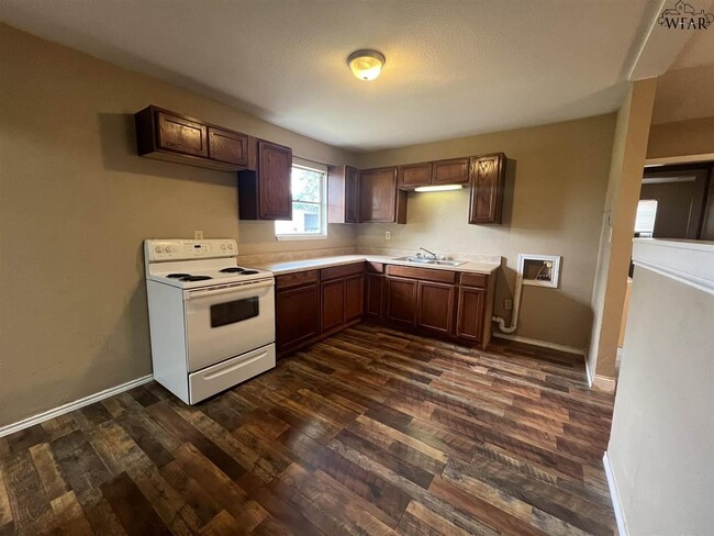 Building Photo - 115 E Garden Dr
