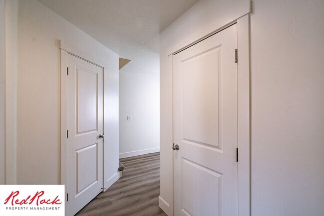 Building Photo - Adorable Stand Alone 4 Bedroom Corner Unit with Fully Fenced Backyard. Small Dogs Welcome.