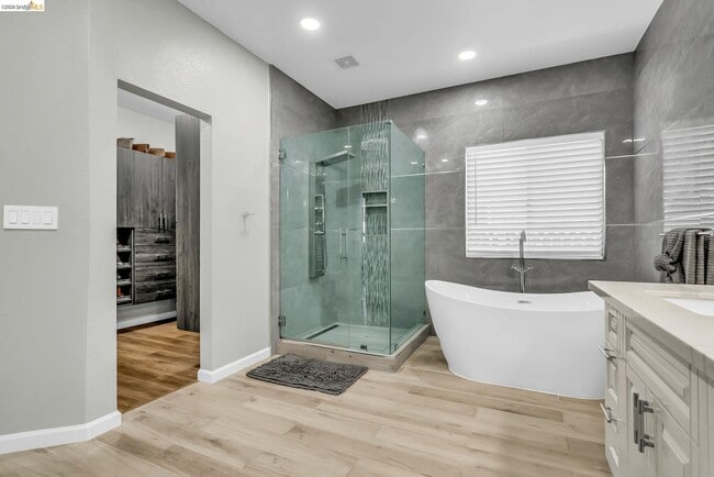 Building Photo - 2435 Pinehurst Ct