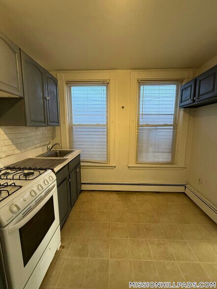 Building Photo - 8 Parker Hill Ave