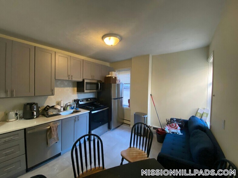 Building Photo - 822 Huntington Ave