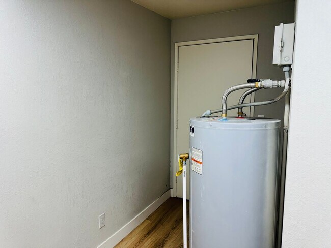 Building Photo - Spacious 3 Bedroom, 2 Bathroom Home with Solar in Bullhead City!