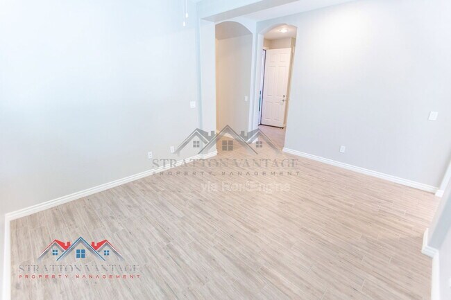 Building Photo - 15243 W Latham St