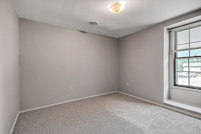 Building Photo - 252 Wildwood Dr