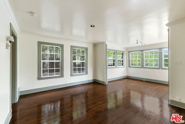 Building Photo - 803 N Rexford Dr