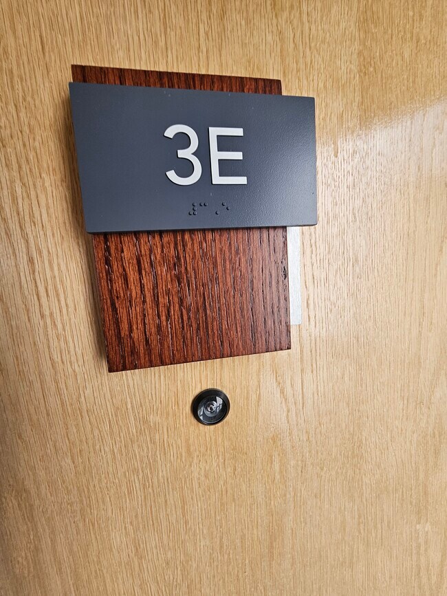 Building Photo - 3931 N Janssen Ave