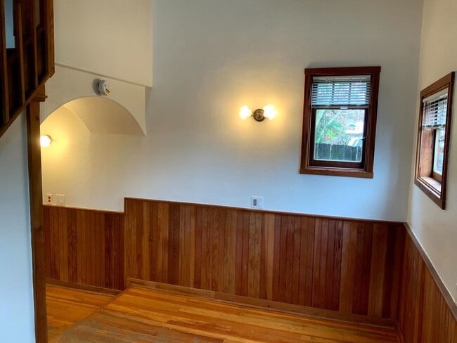 Building Photo - 1 Bedroom House in the Whit