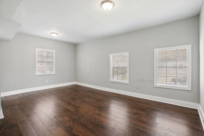 Primary Photo - Large 3BR/2.5BA Two Story House Near Downt...