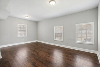 Building Photo - Large 3BR/2.5BA Two Story House Near Downt...