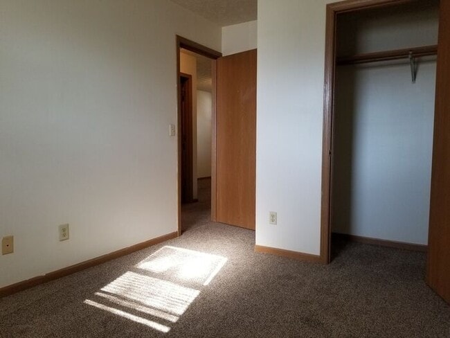 Building Photo - 2 Bedroom Upper Apartment-Tenant Pays Elec...