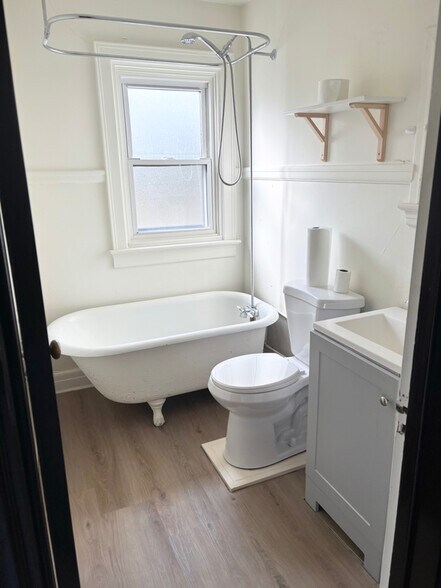 Building Photo - 708 Rock Beach Rd