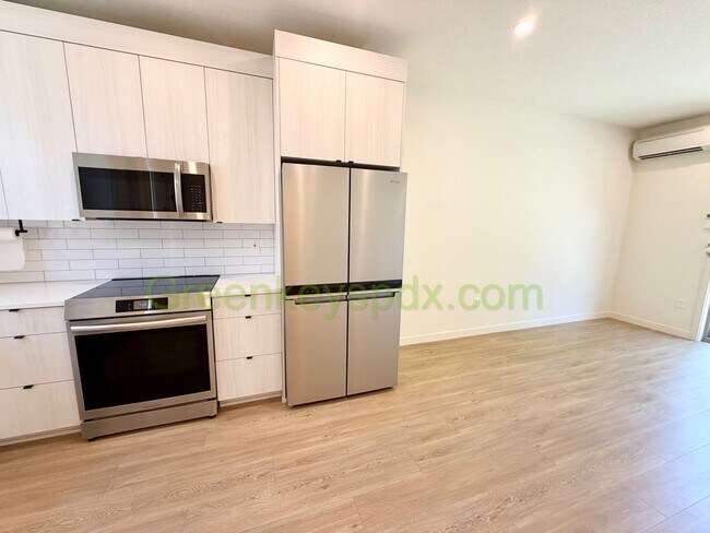 Building Photo - Newer 2-Bedroom, 1.5-Bathroom Townhome for Rent in SE Portland with Private Patio in Walkable Loc...