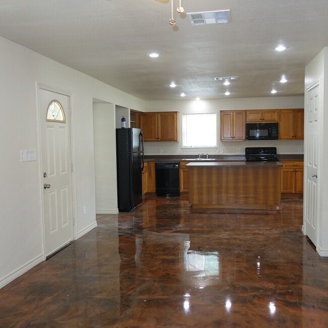 Building Photo - TAHITIAN VILLAGE ENTERTAINING READY -  3 BEDROOM / 2 BATH HOME