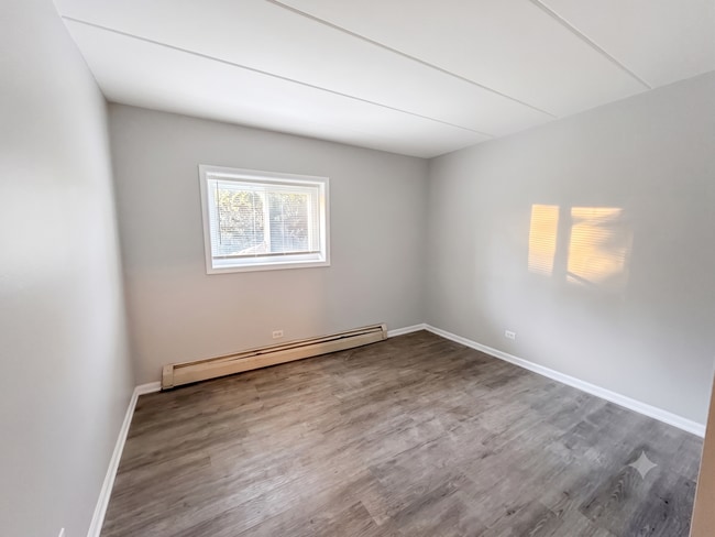 Building Photo - Newly Updated 2 bedroom 1.5 Bath Unit.