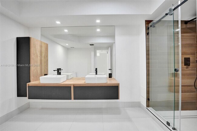 Building Photo - 20281 E Country Club Dr