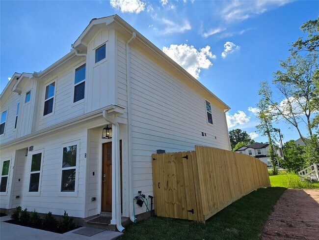 Building Photo - 16710 Timberglen St