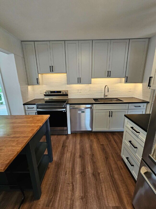 Building Photo - Beautiful 3-Bedroom Ranch in Desirable Northwest Warren, Nice Kitchen, Large Living Room, Finishe...