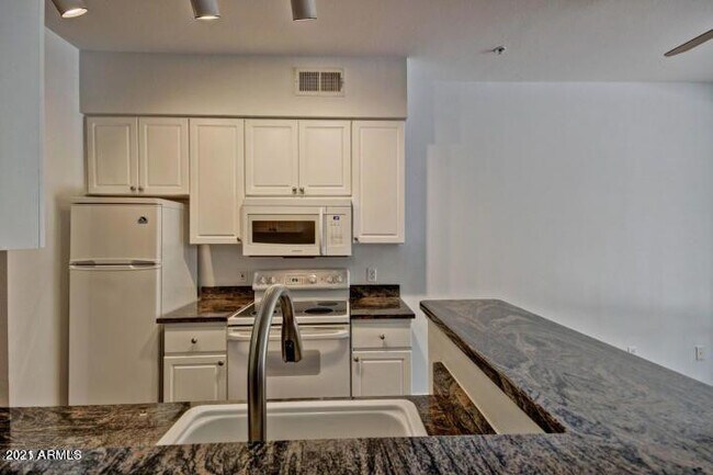 Building Photo - 1701 E Colter St