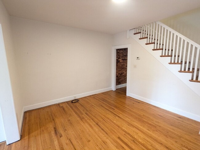Building Photo - Charming Historic townhouse in downtown Frederick available mid June!