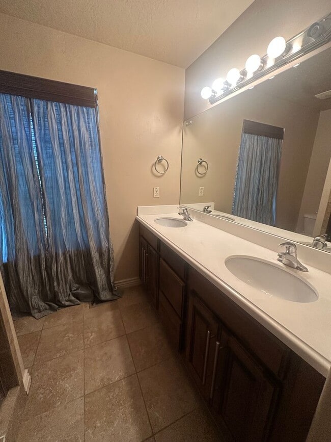 Building Photo - Beautiful South Jordan Home!!!