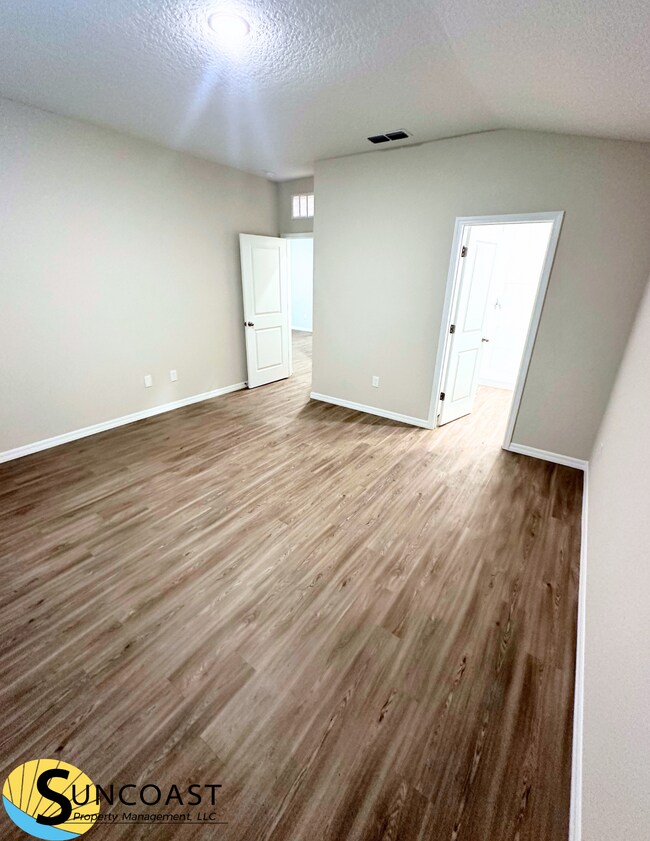 Building Photo - Elegant 4 Bedroom Off Collins!