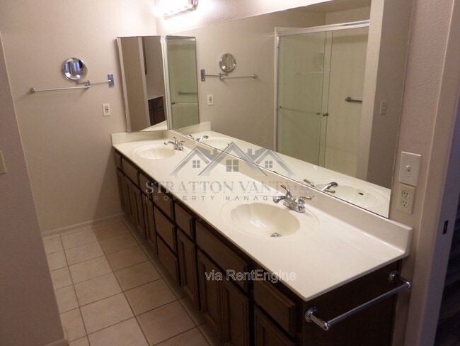 Building Photo - 6602 E Juniper Ave