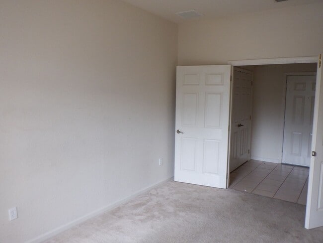 Building Photo - Beautiful 3/2 2nd Floor condo in gated Flo...