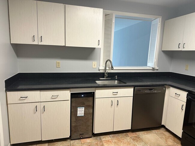 Building Photo - 2 BR/1.5 BA | 1,200 Sq. Ft. | One Block to Metro