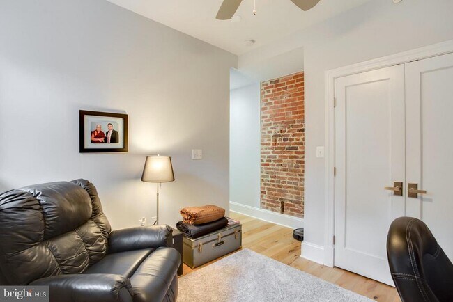 Building Photo - 819 D St NE