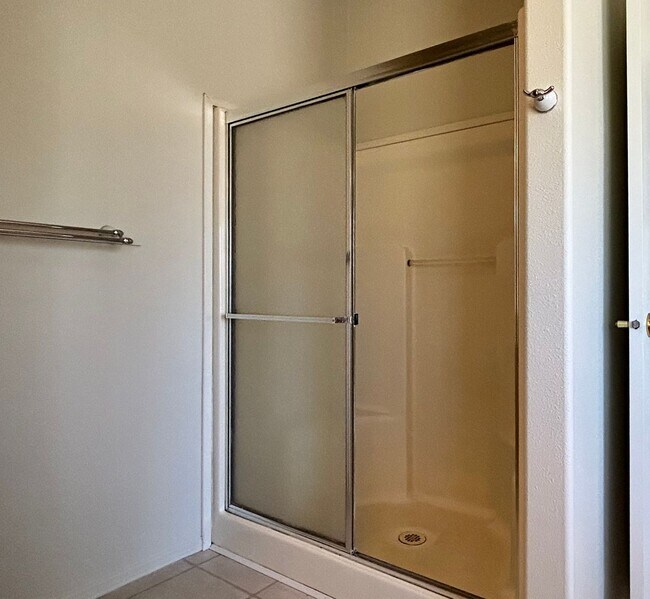 Building Photo - Large Single Family Home in Country with Office