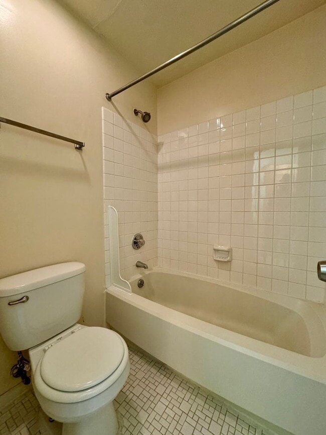 Building Photo - 2 Bedroom Condo in Pikesville/Courthaven