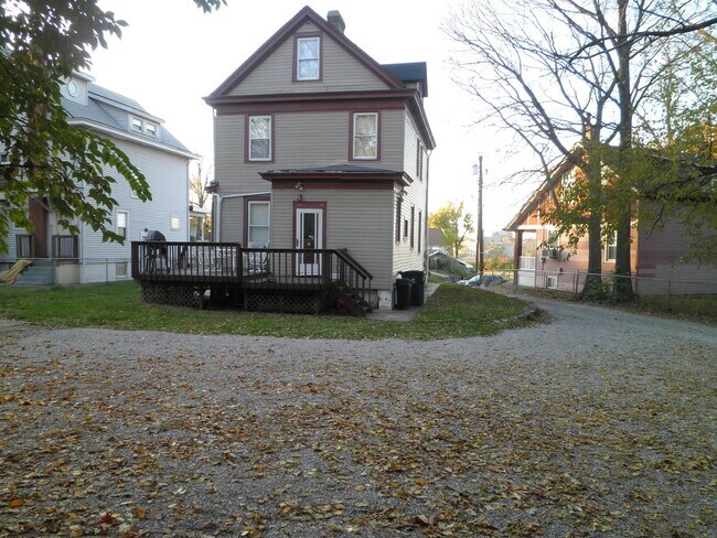 Building Photo - Xavier & UC Students - 2026-2027 School Year - Spacious House with Backyard and Deck!