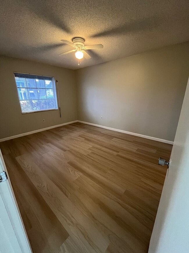 Building Photo - 2/2 First Floor in Poppleton Creek!