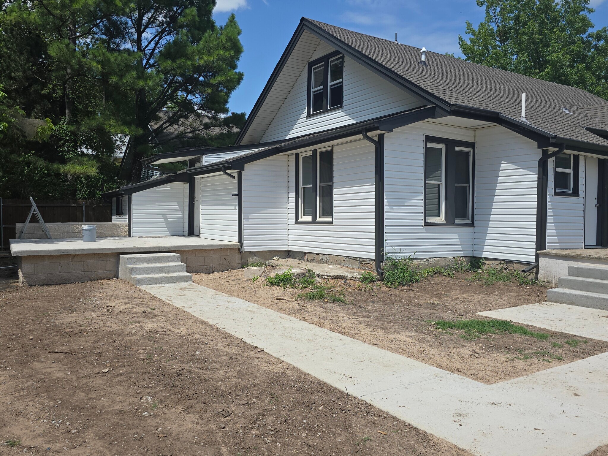 Building Photo - 320 Chautauqua Ave