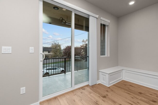 Building Photo - Modern 3 Bedroom Townhome with Designer Finishes in Lynnwood