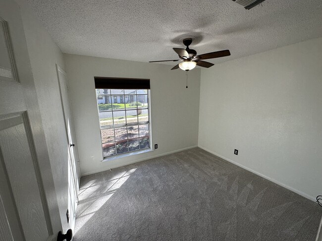 Building Photo - 412 Thistlewood Dr