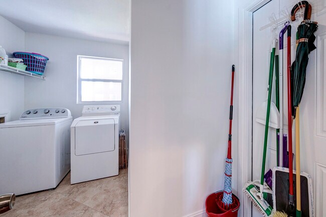 Building Photo - 2731 NE 53rd St