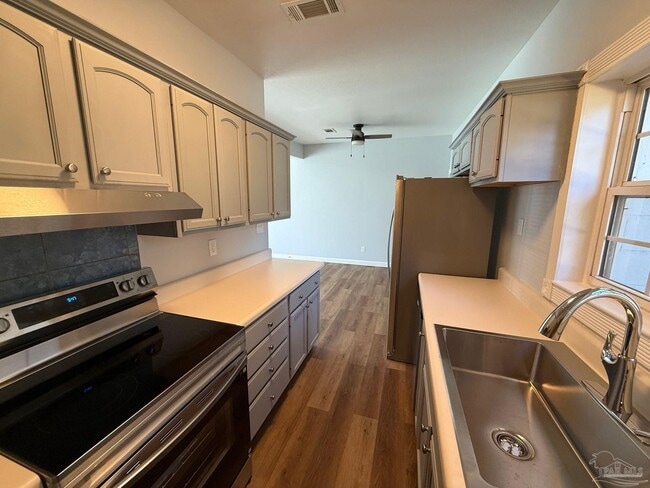 Building Photo - 808 Woodland Dr