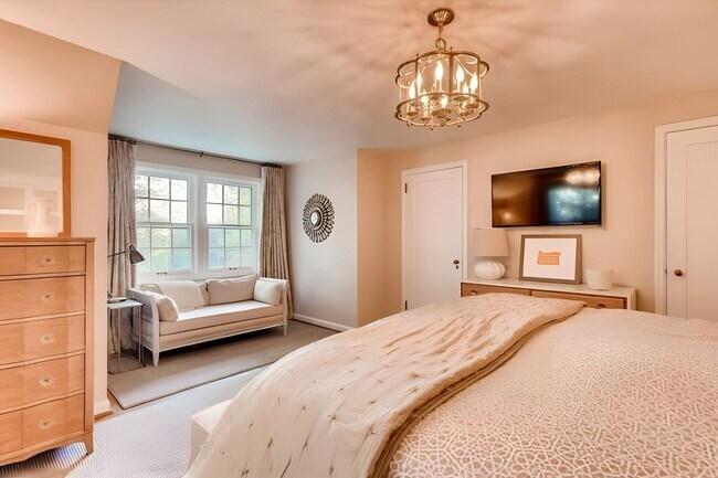 Building Photo - Beautiful Dream Home in the Southwest Hills! Call now to live amongst the trees!