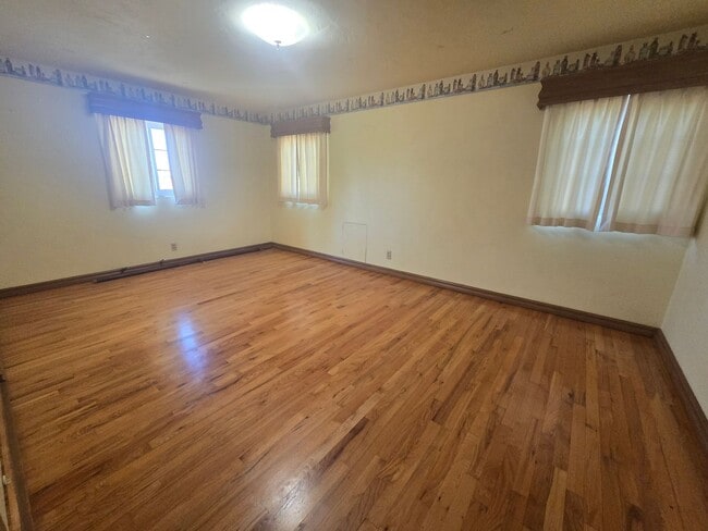 Building Photo - 4 Br 3 Ba + Flex w/ Fireplace
