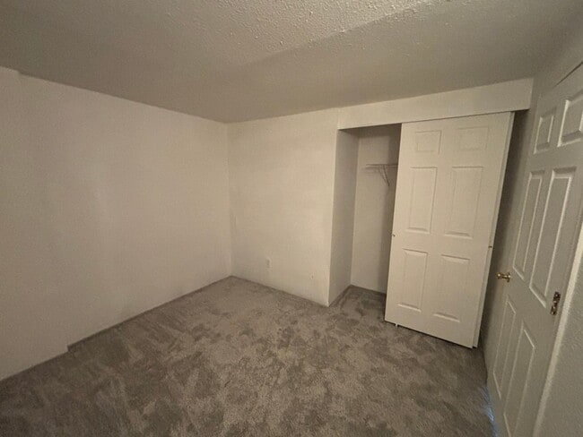 Building Photo - Half off first month's rent! Cute 2-bdrm/1-bath St. Johns duplex. Garage, new paint/carpet/fridge