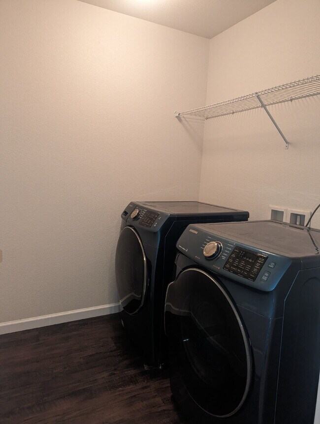 Building Photo - Newer 3bdrm/2 1/2 bath townhome in the heart of Longmont!