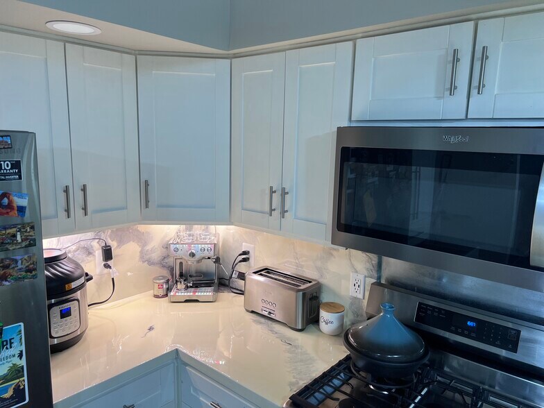 Building Photo - 8317 Bluebird Way
