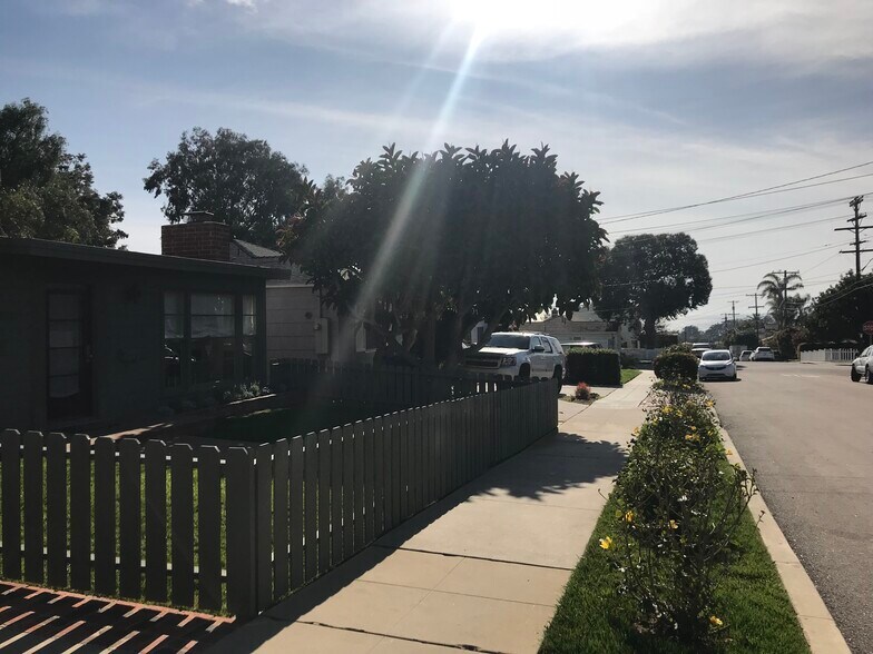 Building Photo - 723 Arenas St