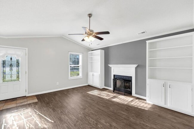 Building Photo - An adorable home! Pets Welcome!