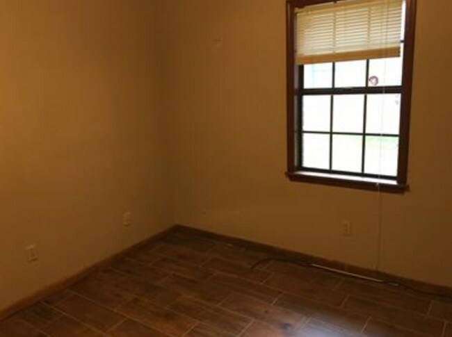 Building Photo - 1000 Sybil Dr