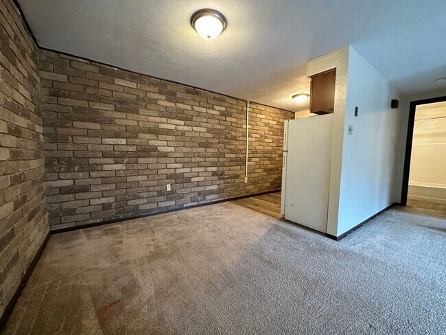 Building Photo - Cozy One Bedroom with Beautiful Exposed Br...