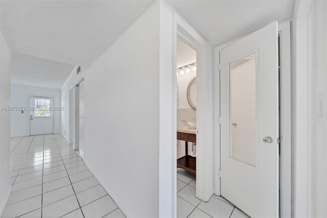 Building Photo - 751 Pine Dr